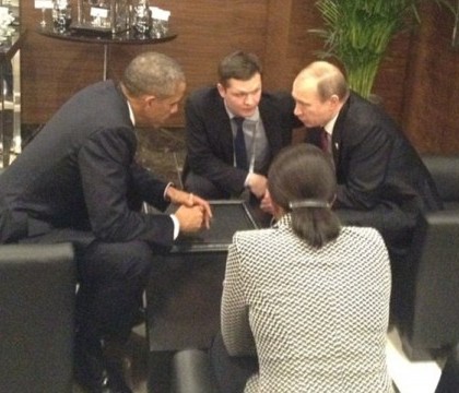 Intalnire informala intre cei mai puternici oameni ai lumii. Ce au discutat Putin si Obama, inghesuiti la o masuta retrasa - VIDEO