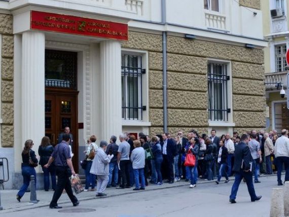 HAOS in Bulgaria. Bancile, luate cu asalt. "Cea mai GRAVA retragere de lichiditati din ultimii 17 ani"