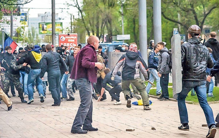 Criza Ucraina: "Republicile" din estul Ucrainei vor sa creeze o federatie. Conditiile in care Putin nu ar fi ocupat Crimeea