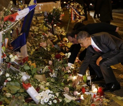Omagiu adus de presedintii Barack Obama si Francois Hollande: cei doi au depus flori in fata salii Bataclan