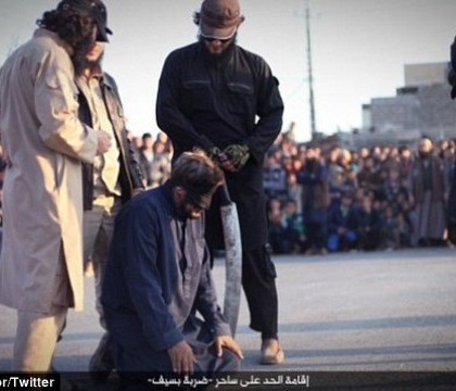 Barbat acuzat de "vrajitorie", decapitat de Statul Islamic in fata unei multimi. Ce au facut cu capul victimei, la final