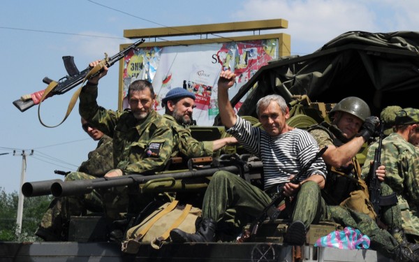 Mii de locuitori din Donetk parasesc orasul de teama unui atac. Liderii prorusi din Donetk si Lugansk, sanctionati de UE