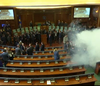 Gaze lacrimogene in Parlamentul din Kosovo pentru a sasea oara, in ultimele 2 luni. Subiectul care a provocat scandalul