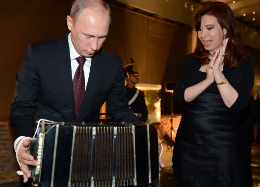 A cantat la acordeon pentru presedinta Argentinei. Vladimir Putin, in turneu de sase zile in America Latina