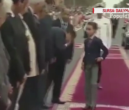 Are 12 ani si este printul Marocului. Ce se intampla in momentul in care demnitarii incearca sa-i sarute mana