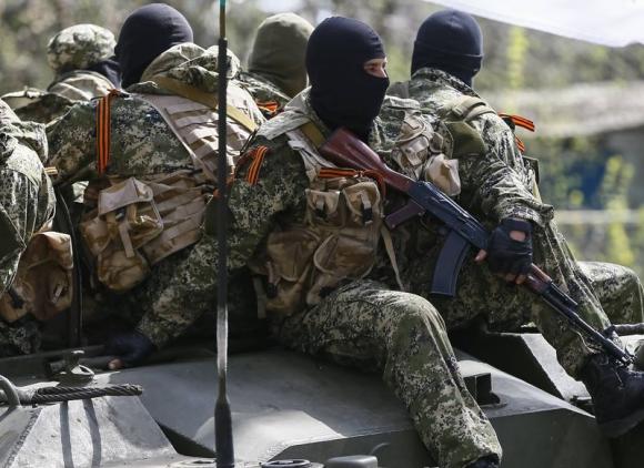  Trei rusi ii conduc pe separatistii de la Donetk, desi Kremlinul neaga ca este implicat. Analiza