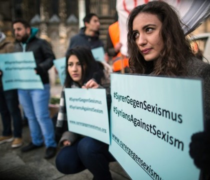 Amnesty International: Femeile refugiate sunt tinte ale hartuirii sexuale in timpul exodului lor