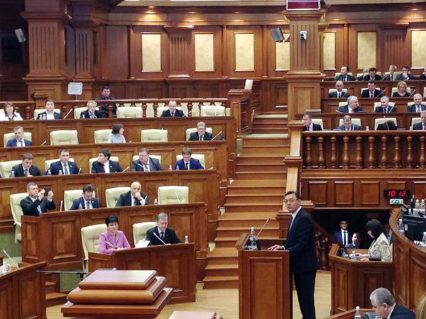 "Sa-si intrerupa concediile!" Un deputat cere convocarea sedintei extraordinare a Parlamentului