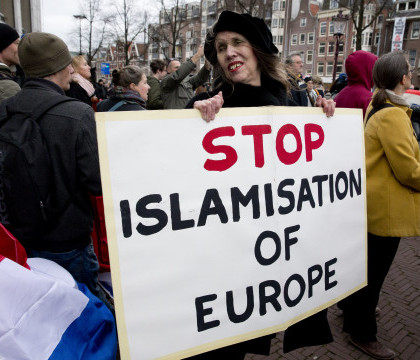 "Europa, inchide-ti frontierele!" Mii de europeni antimigranti au iesit in strada pentru "oprirea islamizarii Europei" - VIDEO/FOTO