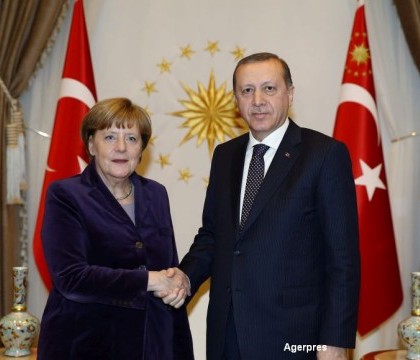 Angela Merkel, vizita la Ankara pentru a discuta problema imigrantilor. Mesajul presei din Turcia:"Nu stiati?"