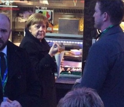 Angela Merkel, surprinsa de un jurnalist la un fast-food din Bruxelles. Comanda facuta de cancelarul german. VIDEO