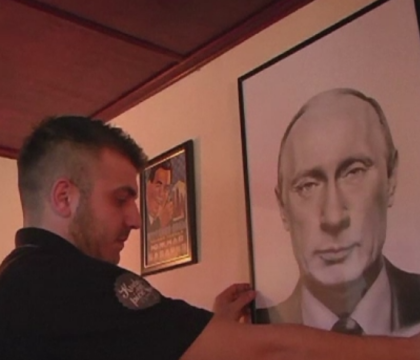 O cafenea din Serbia poarta numele lui Vladimir Putin si este decorata cu tablouri ale liderului rus. Ce spun clientii