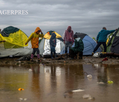 Merkel, nemultumita de inchiderea rutei balcanice a migrantilor. Tarile prin care ar putea ocoli refugiatii
