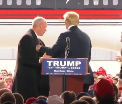 Momentul in care un protestatar a vrut sa se urce pe scena, alaturi de Trump. Secret Service a intervenit imediat