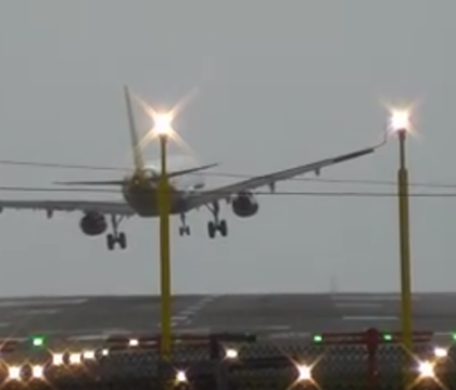 Masuri sporite de securitate pe aeroporturi din Europa dupa atentatele de la Bruxelles. Hollande si-a convocat ministrii