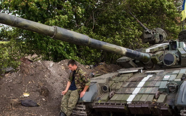 Criza in Ucraina. Armata ucraineana anunta ca o coloana de blindate rusesti inainteaza in sud-estul tarii