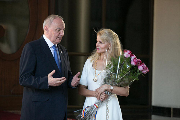 Nicolae Timofti a mai inmanat 2 distinctii de stat. Vezi cui si pentru ce merite