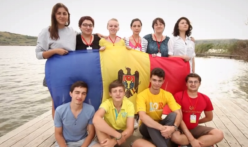Iurie Leanca recita versurile imnului de stat " Limba Noastra", alaturi de copiii din diaspora Chisinau. Vezi filmuletul