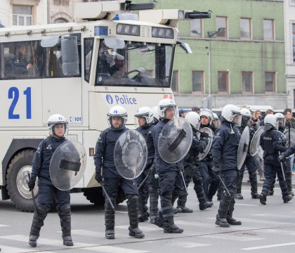 Proteste violente la Bruxelles. Mai multi extremisti de dreapta si antirasisti au fost retinuti de politie. VIDEO