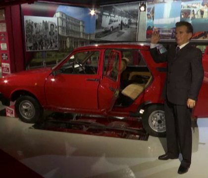 Masini din perioada dictatorilor comunisti, expuse intr-un muzeu din Varna. Langa ce automobil apare Nicolae Ceausescu