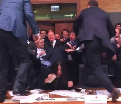 Bataie sangeroasa in Parlamentul Turciei. Deputatii s-au urcat pe mese si au sarit sa isi atace colegii. VIDEO