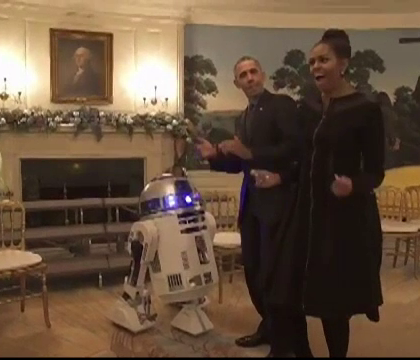 Michelle si Barack Obama au sarbatorit prin dans ziua Star Wars. Ce invitat surpriza li s-a alaturat in biroul oval