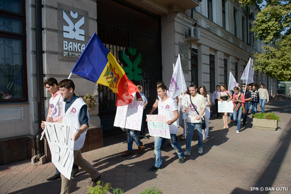 Protest la Banca de Economii! "Are loc o lovitura de stat"