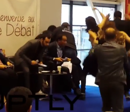 "Allah nu este politician". Patru activiste Femen, retinute dupa ce s-au dezbracat in timpul unui reuniuni musulmane. VIDEO