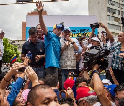Presedintele Venezuelei a ordonat confiscarea uzinelor si manevre militare. Nicolas Maduro a decretat stare de urgenta
