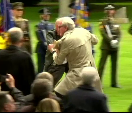 Vigilenta ambasadorului canadian cand a vazut un intrus la o ceremonie militara. Gestul pentru care e considerat 