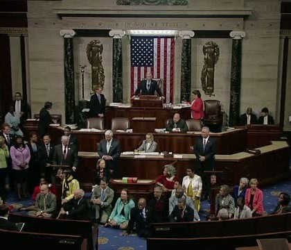 Tensiuni in Congresul american. Protest inedit in sala de sedinte in legatura cu legea impotriva armelor de foc