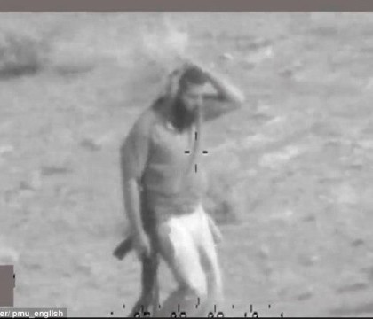 Gestul hilar al unui jihadist, care incerca sa se ascunda de elicopterele irakiene: si-a pus iarba in cap