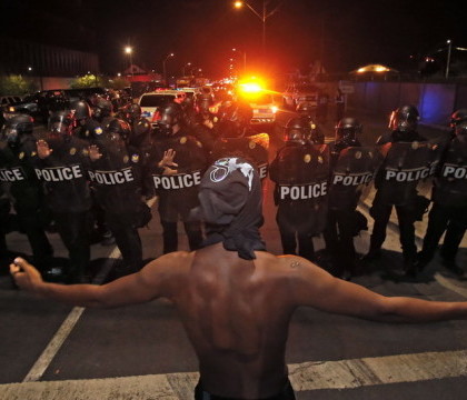 Zeci de persoane arestate, dupa ce protestele fata de brutalitatea politiei au acaparat orasele americane. Reactia lui Obama