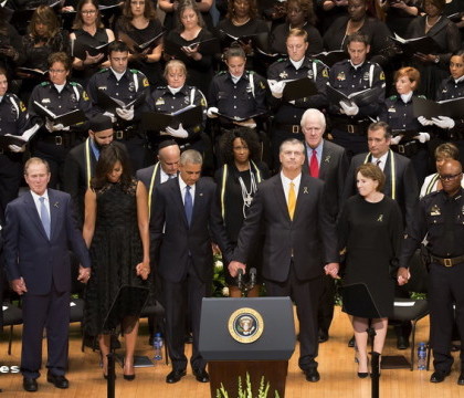 Momentul in care George W. Bush a inceput sa danseze la ceremonia funerara pentru politistii ucisi la Dallas. VIDEO