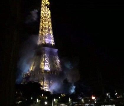 Turnul Eiffel invaluit in fum. Temeri privind un nou atentat la Paris simultan cu atacul de la Nisa. VIDEO