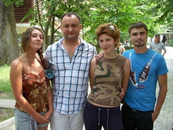 Tanara care figureaza pe lista electorala a PSRM, in ipostaze INDECENTE. Cum apare Marina Radvan pe internet