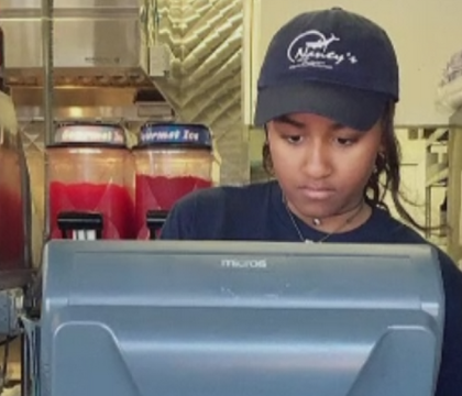 Mezina presedintelui Obama s-a angajat ca ospatarita la un restaurant din statiunea favorita a parintilor ei