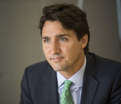 Prim-ministrul canadian Justin Trudeau, vedeta unei fotografii de nunta, pe o plaja din Canada. Ipostaza in care apare