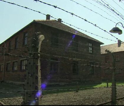 Polonia a adoptat o lege dura. Cum vor fi pedepsiti cei care mai vorbesc despre "lagarele de exterminare poloneze"