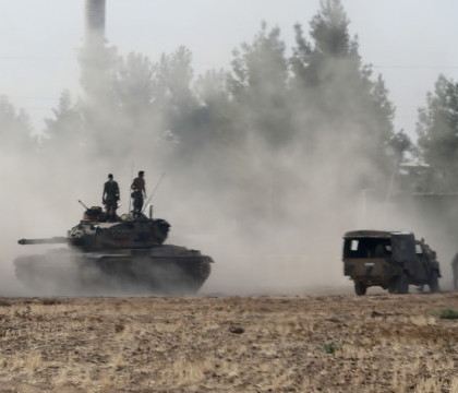 Tancuri ale Turciei au patruns pe teritoriul Siriei si trag spre pozitiile ISIS. Erdogan: Atacurile din Siria trebuie oprite