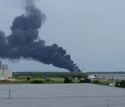 Explozii la centrul NASA din Florida. O racheta a luat foc inainte de lansare. VIDEO