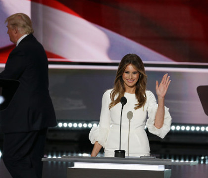 Melania Trump da in judecata o celebra publicatie, care a scris despre ea ca a lucrat ca escorta