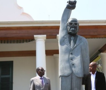 Opera de arta sau bataie de joc? De ce rade internetul de statuia presedintelui din Zimbabwe, Robert Mugabe