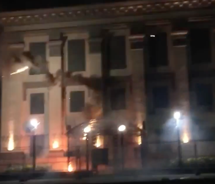 Ambasada Rusiei la Kiev atacata cu petarde si fumigene. Avertismentul lansat de oficialii ucraineni. VIDEO