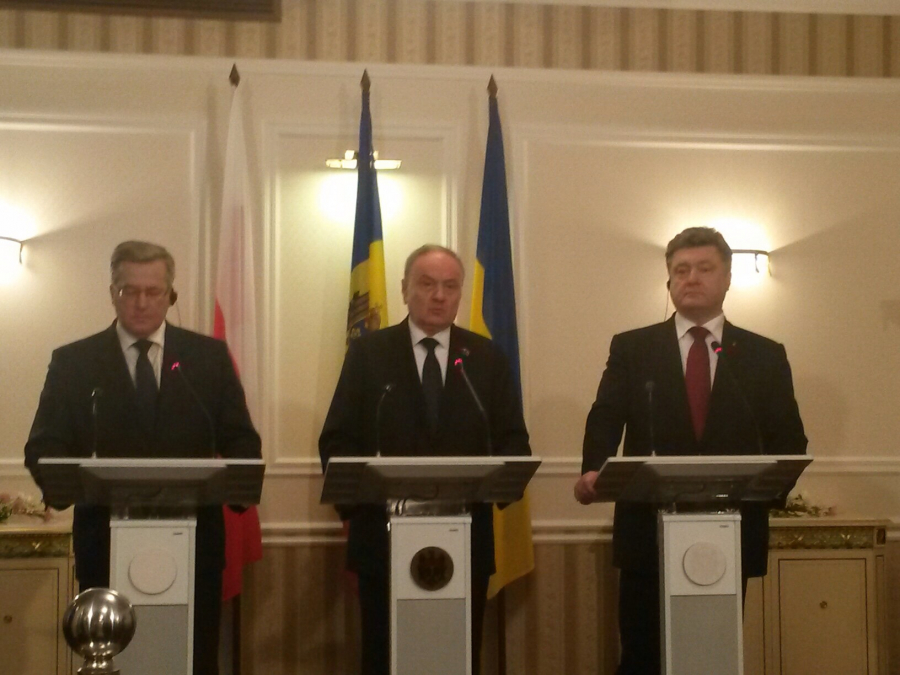Timofti i-a decorat pe Porosenko si Komorowski cu Ordinul Republicii - FOTO