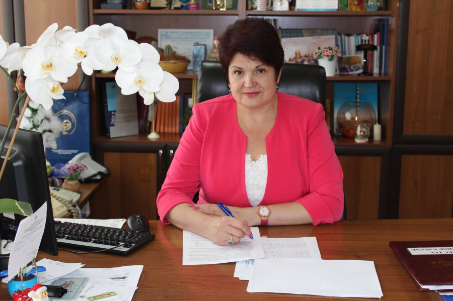 Cu greu o recunosti! Cum se "dichiseste" Valentina Buliga cand face agitatie prin sate, pe timp pe ploaie - FOTO