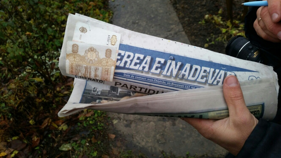 Ziarele lui Usatii cu bacnote de 100 de lei?  Ce spune despre asta liderul partidului - FOTO