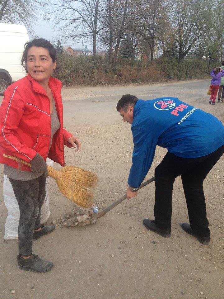 Pentru voturi FAC ORICE! Vezi cum se dau in spectacol politicienii prin sate - FOTO