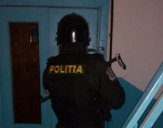 Perchezitii matinale cu mascati in apartamentul unui activist comunist! Ce au gasit politistii - FOTO