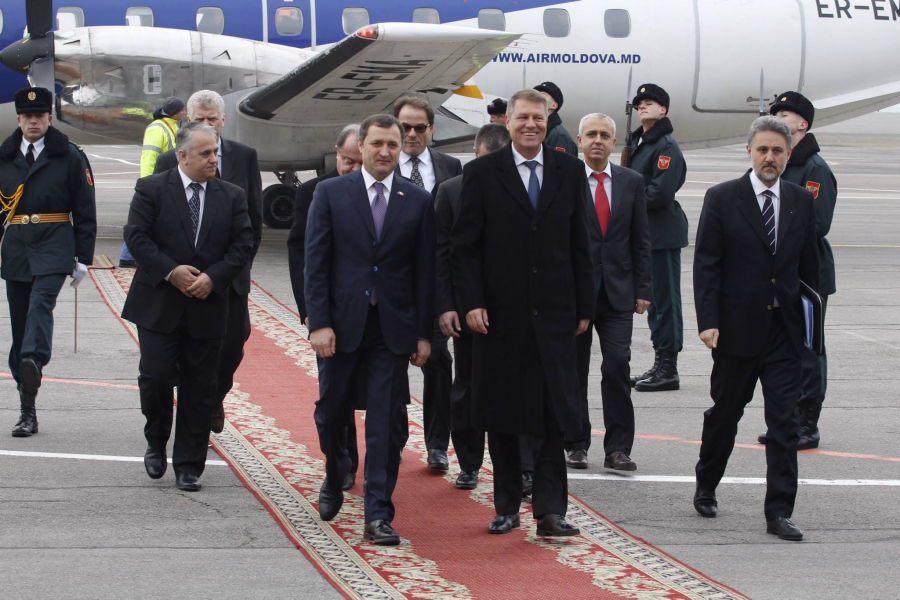 Klaus Iohannis a aterizat la Chisinau! Presedintele ales al Romaniei a ajuns la sediul PLDM